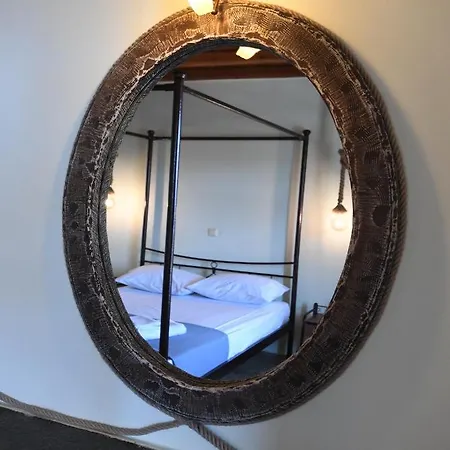 Laurel House * Triandáros